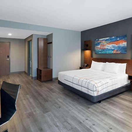 La Quinta Inn & Suites By Wyndham Louisville Ne - Old Henry Rd מראה חיצוני תמונה
