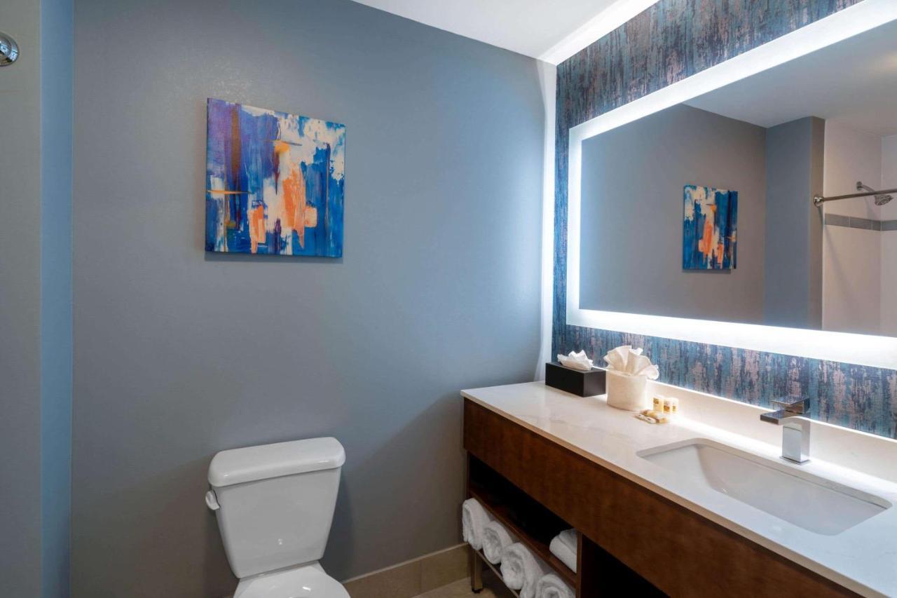 La Quinta Inn & Suites By Wyndham Louisville Ne - Old Henry Rd מראה חיצוני תמונה