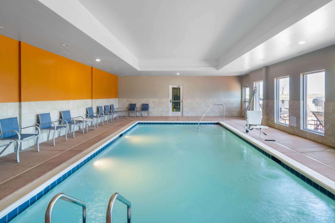 La Quinta Inn & Suites By Wyndham Louisville Ne - Old Henry Rd מראה חיצוני תמונה