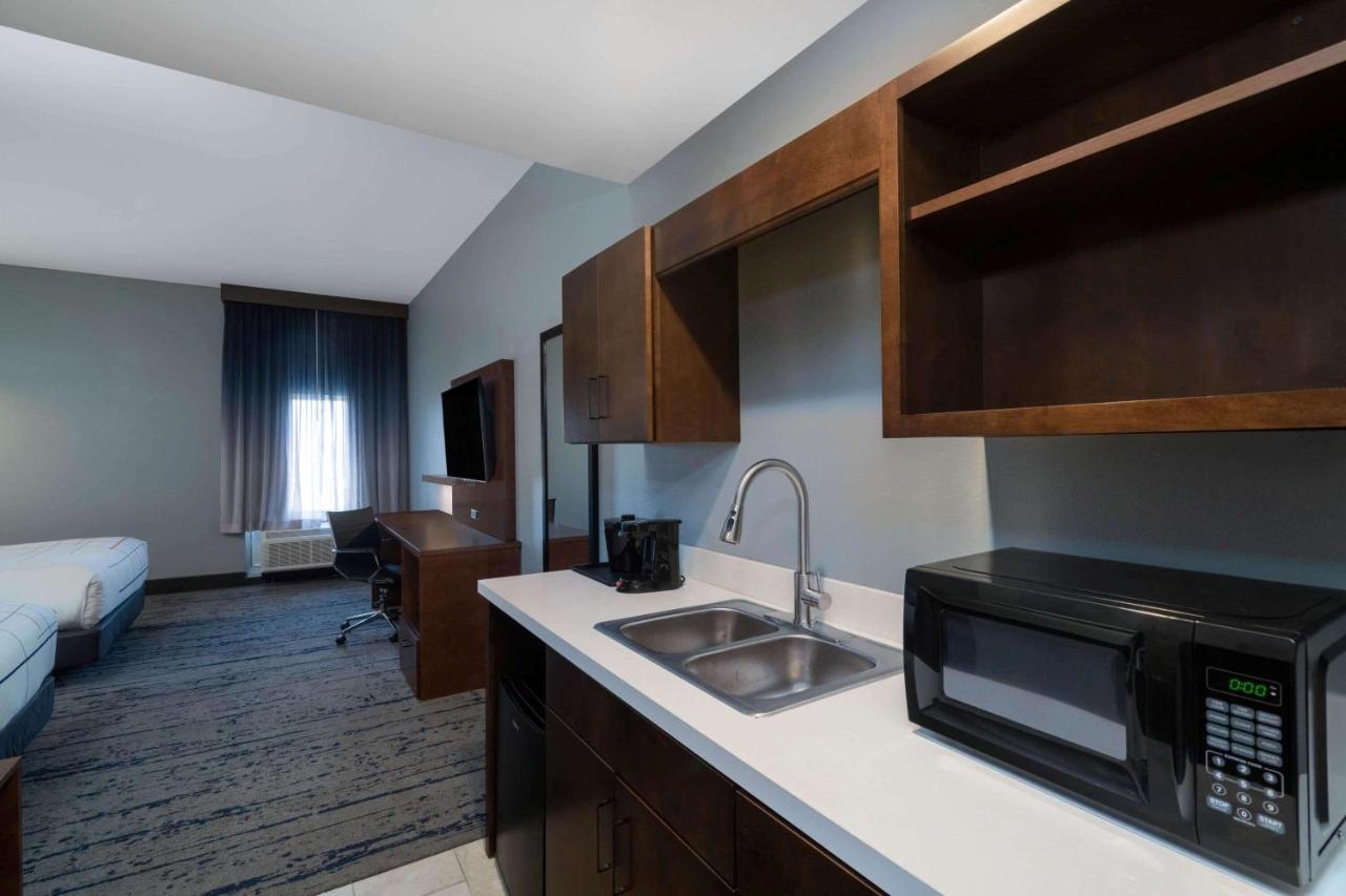 La Quinta Inn & Suites By Wyndham Louisville Ne - Old Henry Rd מראה חיצוני תמונה