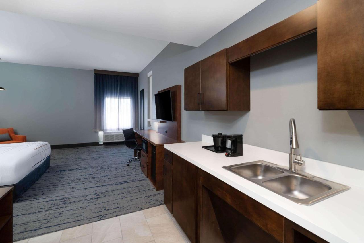 La Quinta Inn & Suites By Wyndham Louisville Ne - Old Henry Rd מראה חיצוני תמונה