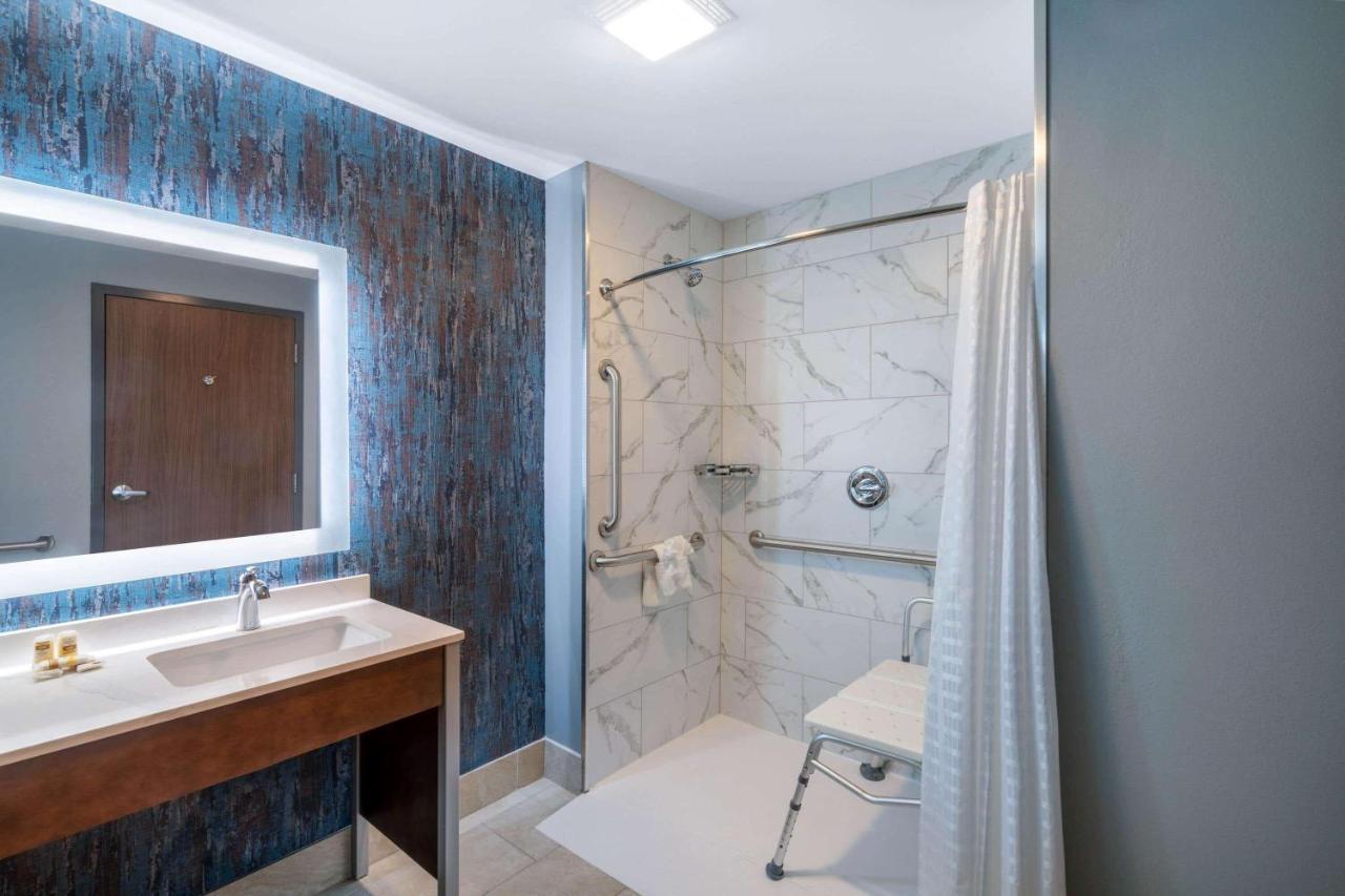 La Quinta Inn & Suites By Wyndham Louisville Ne - Old Henry Rd מראה חיצוני תמונה