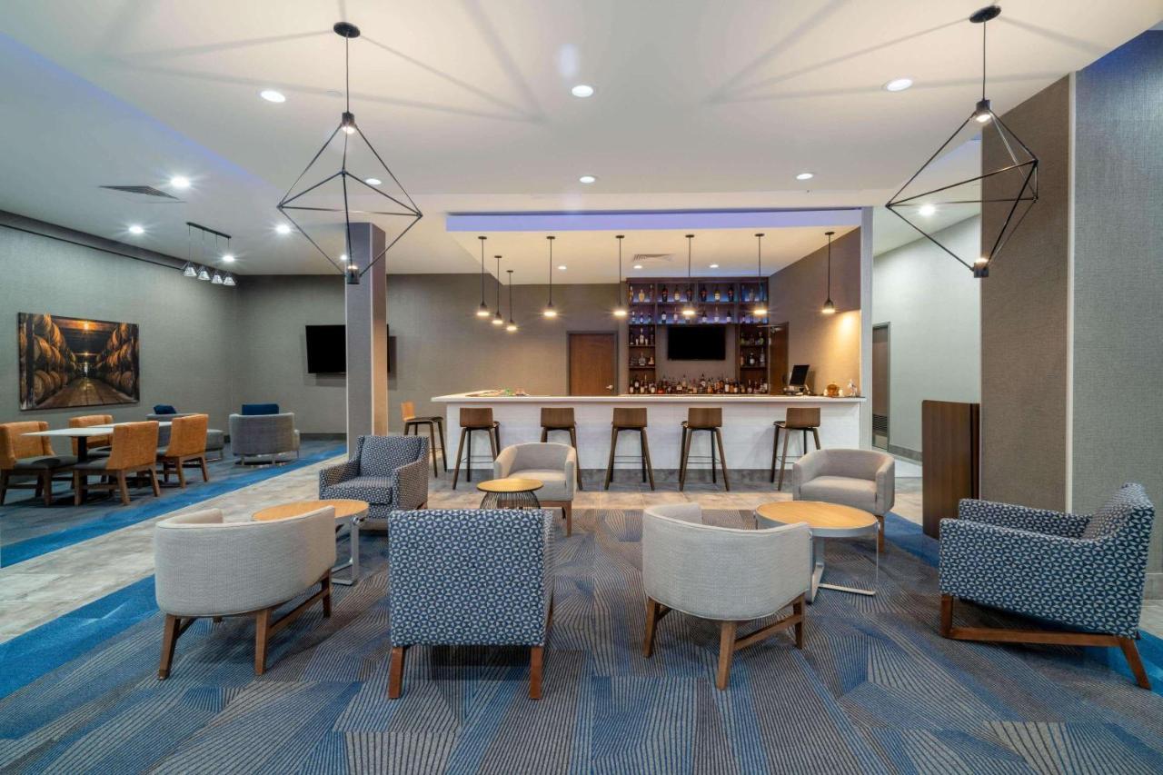 La Quinta Inn & Suites By Wyndham Louisville Ne - Old Henry Rd מראה חיצוני תמונה